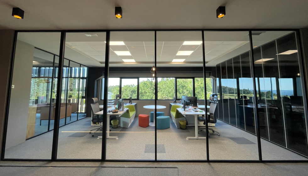 La firma Herrajes Formo-3 ha instalado las puertas Divina de Arlu para las divisiones de sus oficinas