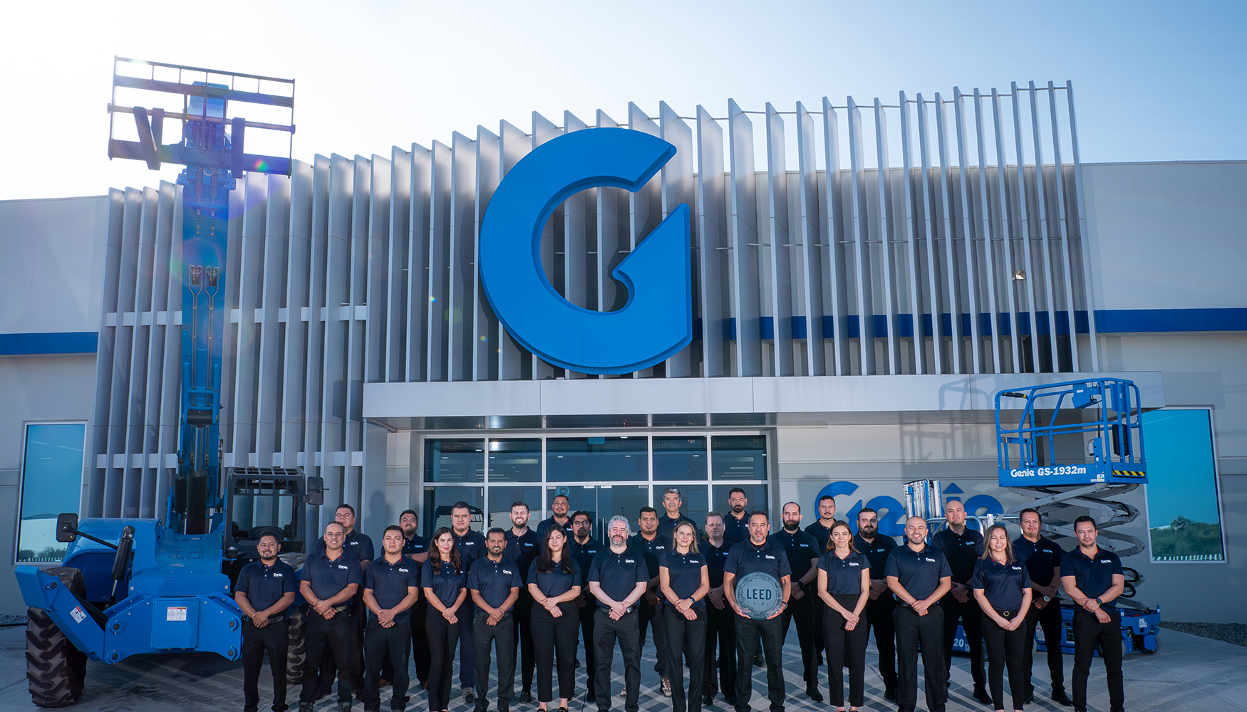 Equipo de la nueva fbrica de Genie en Monterrey posando con la certificacin LEED Oro