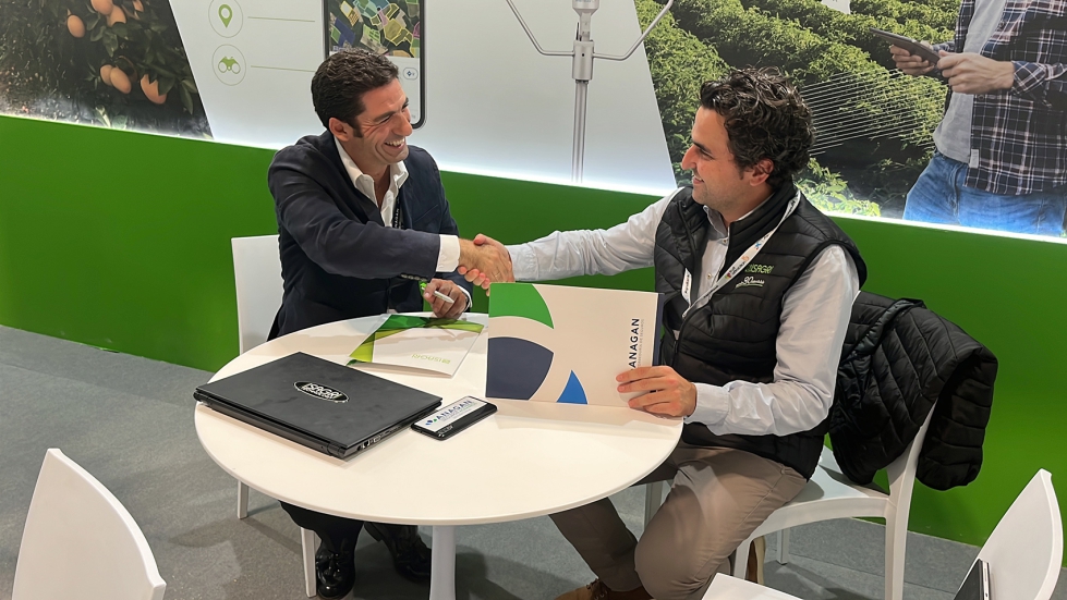 Borja Aguado y Miguel Vargas, durante la firma del convenio entre ambas empresas en Fruit Attraction