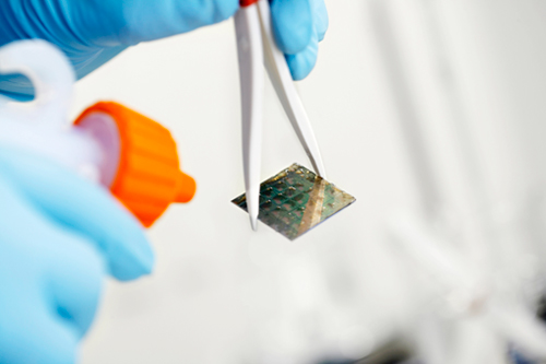 Cerebro discreto: antes de usarlos en envases, los microchips se tratan con productos qumicos en un laboratorio de sala limpia. (foto: BASF)...