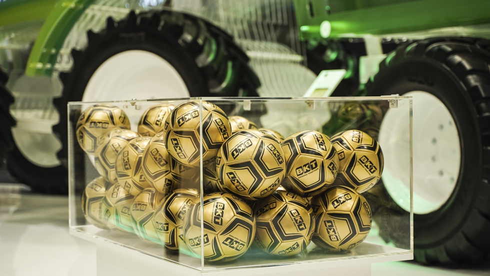 BKT repartir 30.000 balones de ftbol en Agritechnica 2023