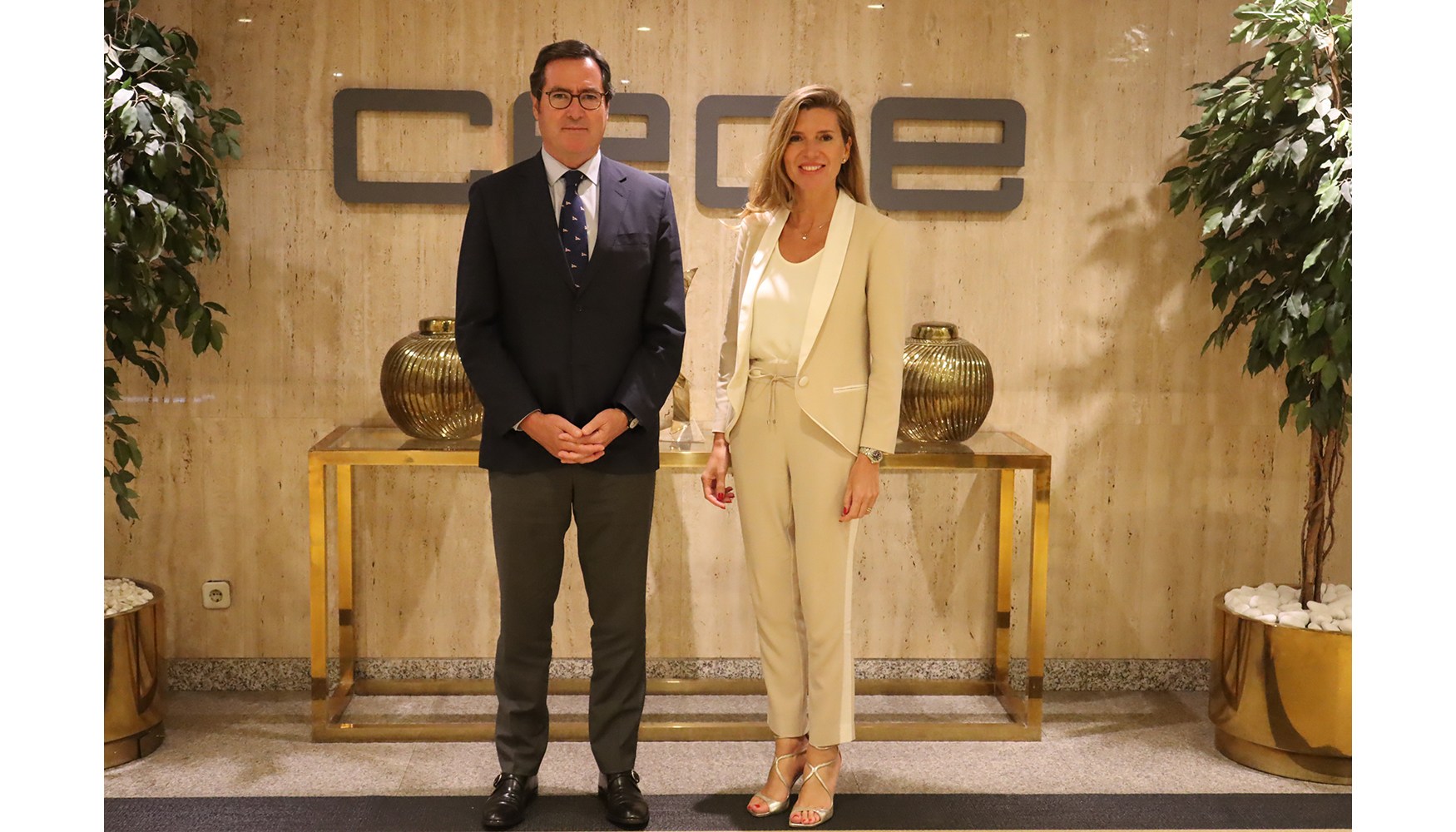 El presidente de CEOE, Antonio Garamendi, y la CEO de Holcim Espa�a, Carmen D�az...