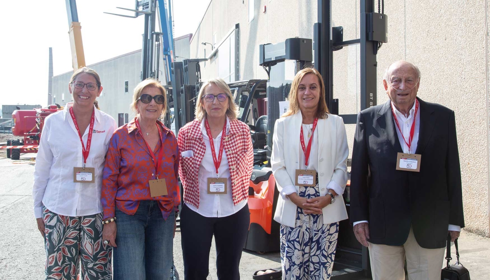 La familia Gabarr� junto a la directora de Servicios Territoriales de Empresa y Trabajo en Barcelona de la Generalitat de Catalu�a, Lidia Frias...