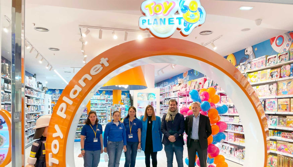 Esther Aguadero, Antonia Fernndez y Manuela Herrero, empleadas de tienda del CC Tormes, en Salamanca...