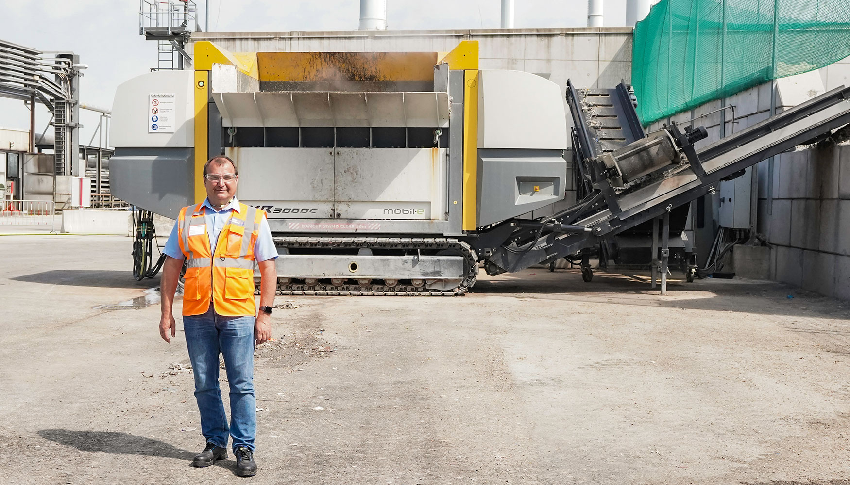 Johann Stadlmayr, jefe de proyecto de Laakirchen Papier AG, delante de una trituradora UNTHA XR3000C mobil-e. Foto: UNTHA shredding technology GmbH...