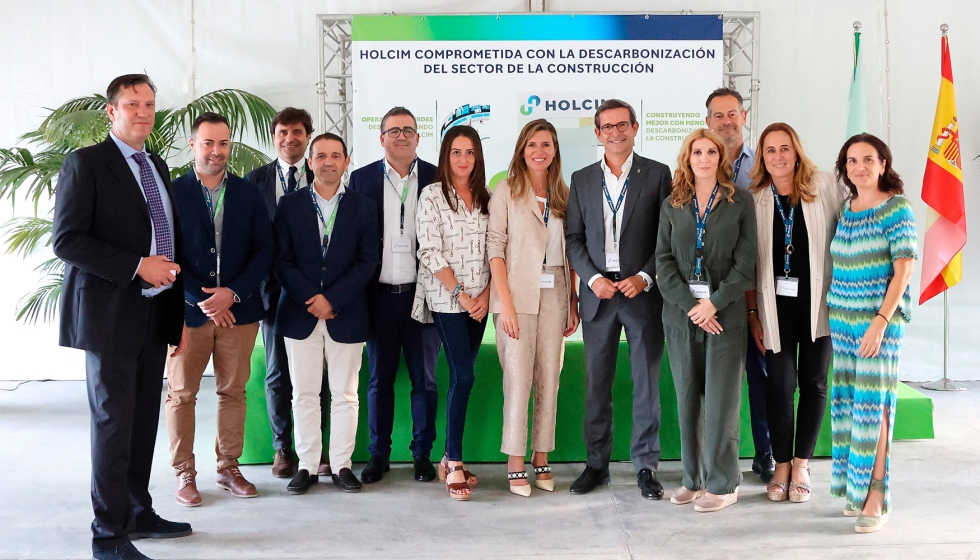 Foto de familia de los asistentes a la innauguraci�n en la planta de cemento de Carboneras