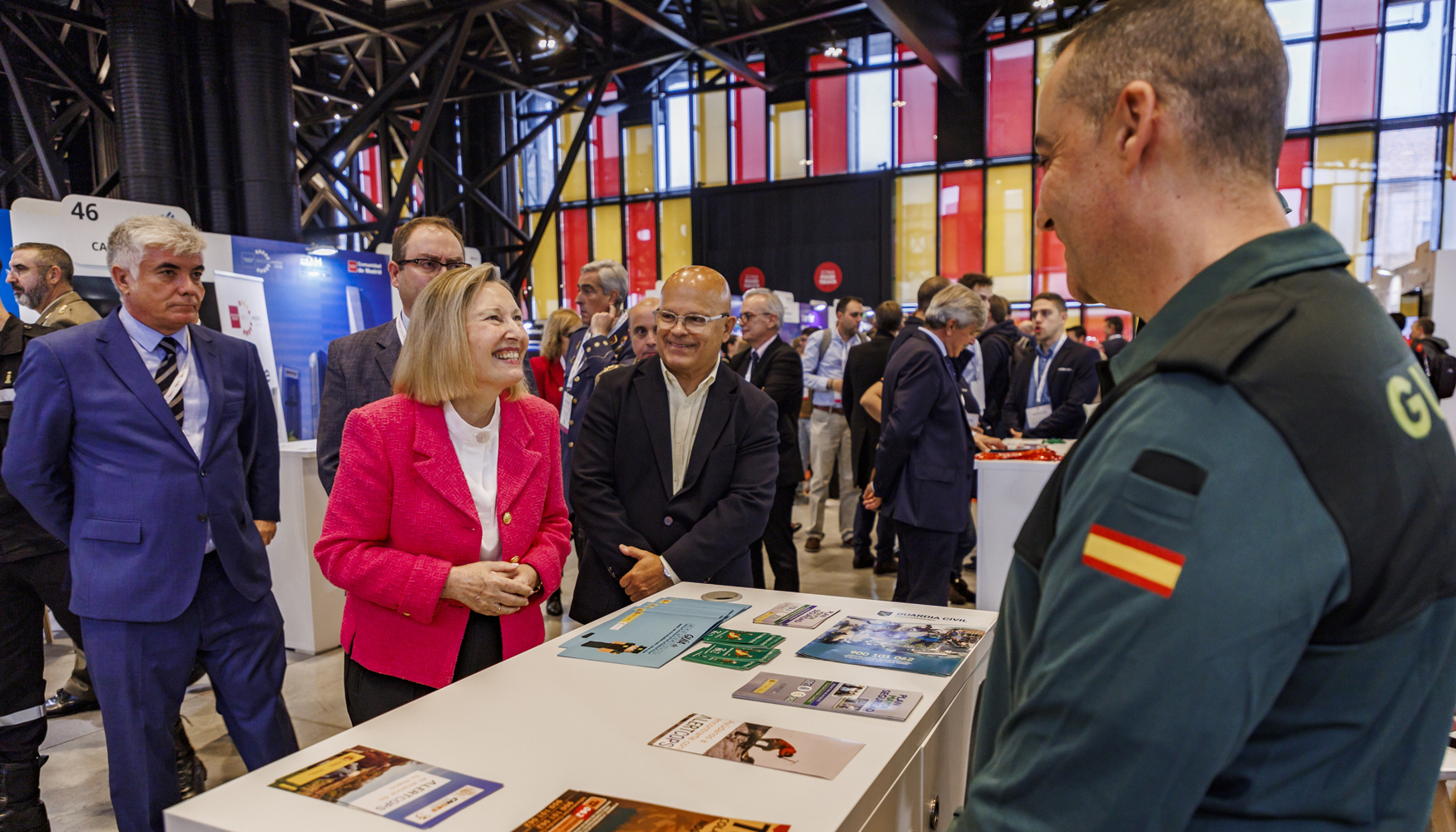 Amparo Valcarce, secretaria de Estado de Defensa, visit algunos stands de ENISE