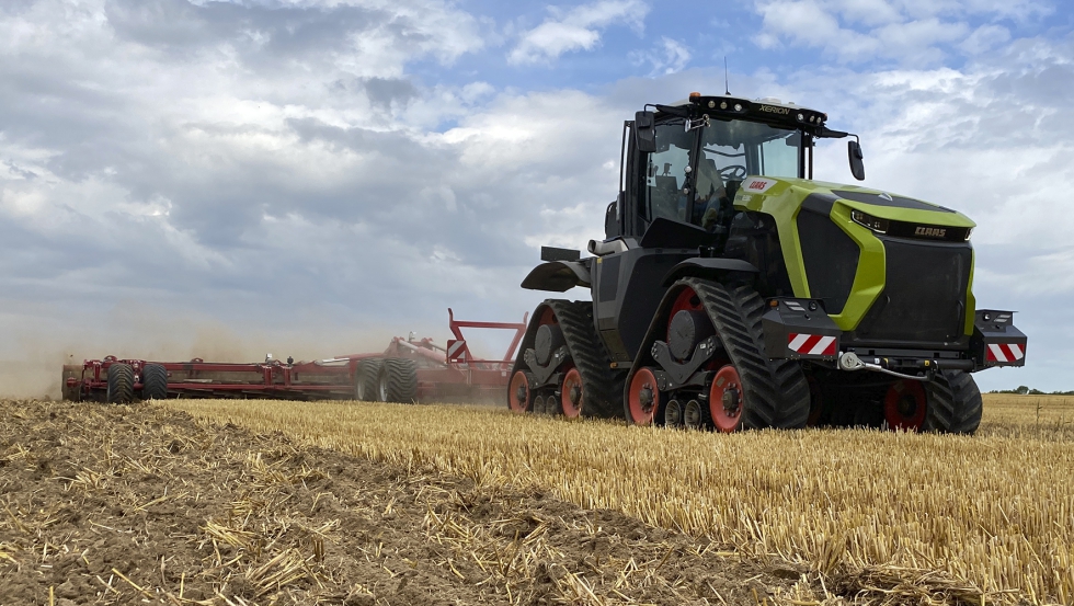 O XERION 12 Terra Trac atinge uma velocidade mxima de 40 km/h s 1.400 rpm. A verso com rodas Trac atinge 50 km/h...