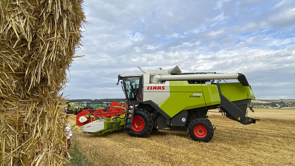 A ceifeira-debulhadora EVION  fabricada na fbrica da CLAAS em Gaomi, na China, inaugurada em 2014