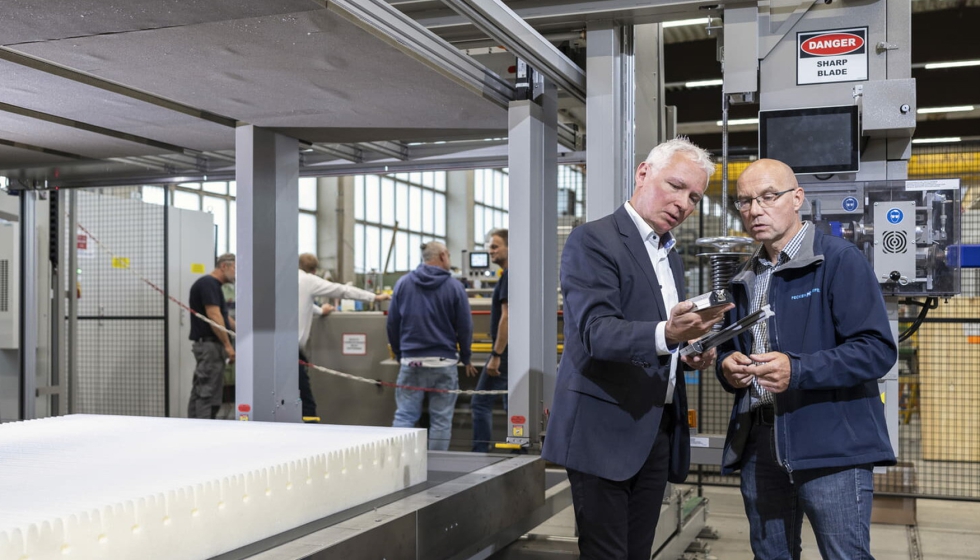 El consultor de Franke Andreas Bttcher (izq.) en una discusin tcnica con el jefe de construccin mecnica Stefan Lennartz. Foto: Franke GmbH...