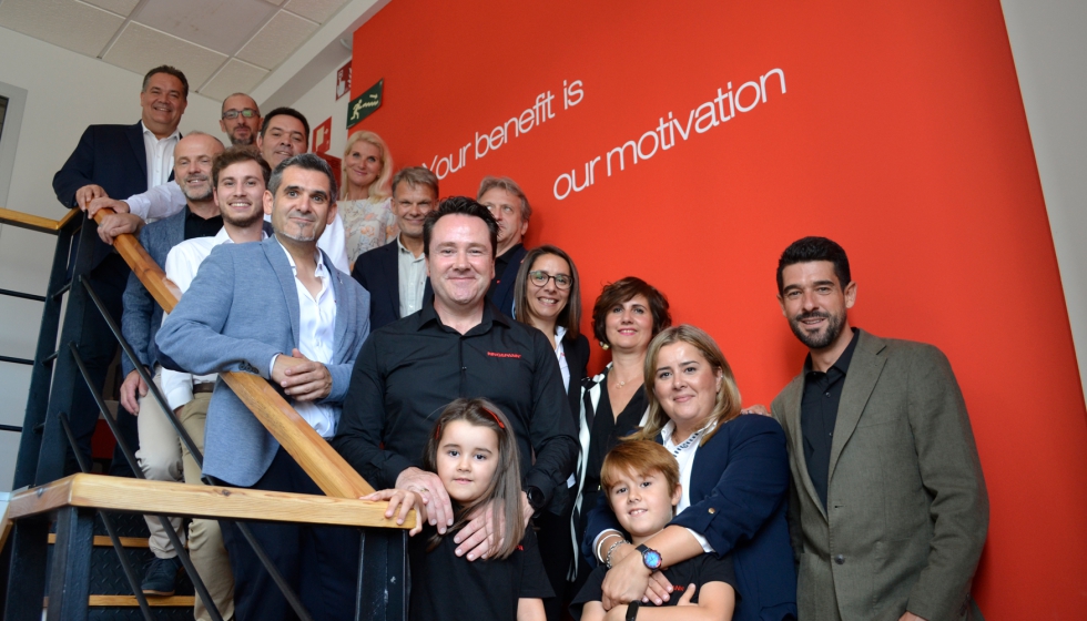 Foto de grupo con los invitados al evento frente al lema de la empresa: Your Benefit is our Motivation. Foto: RINGSPANN...
