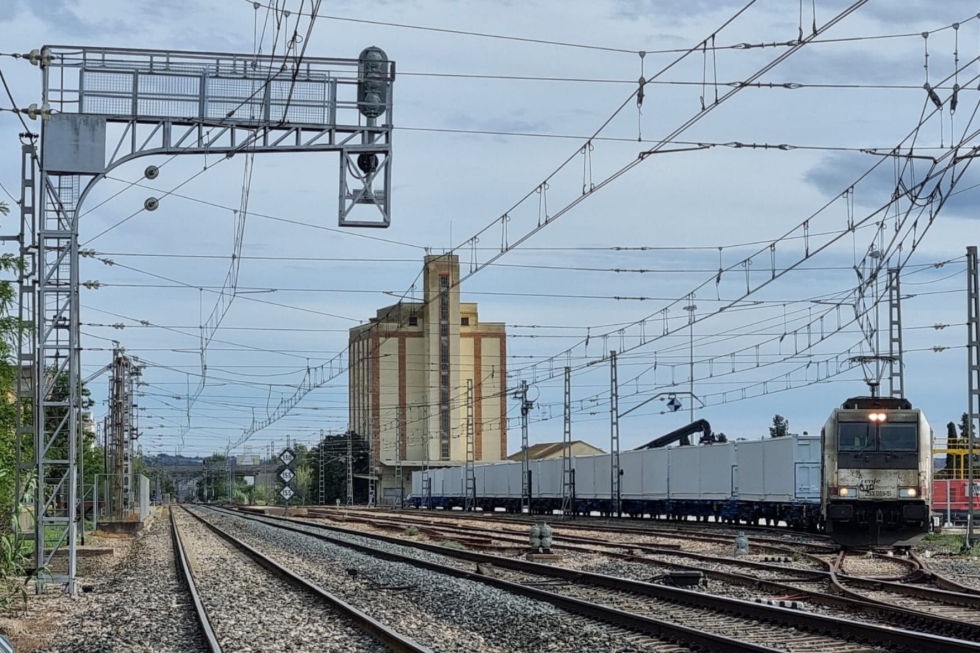 Tren en marcha con los vagones cargados de remolacha