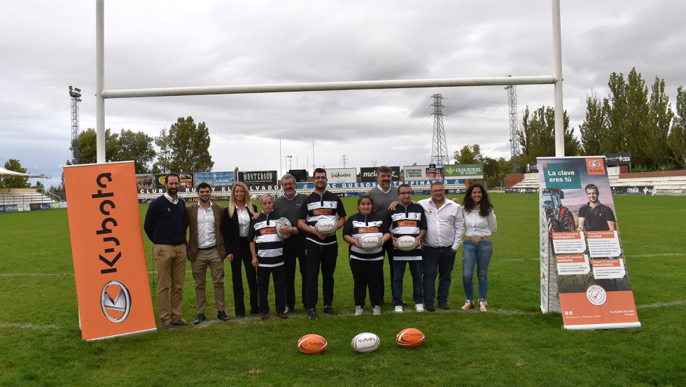 Integrantes de Kubota Espaa y del equipo inclusivo de El Salvador, en el campo principal de Pepe Rojo en Valladolid