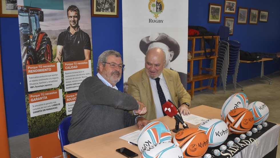Firma del acuerdo entre Germn Martnez, presidente de Kubota Espaa, y Alfonso Candau, presidente de la Fundacin El Salvador de Rugby...
