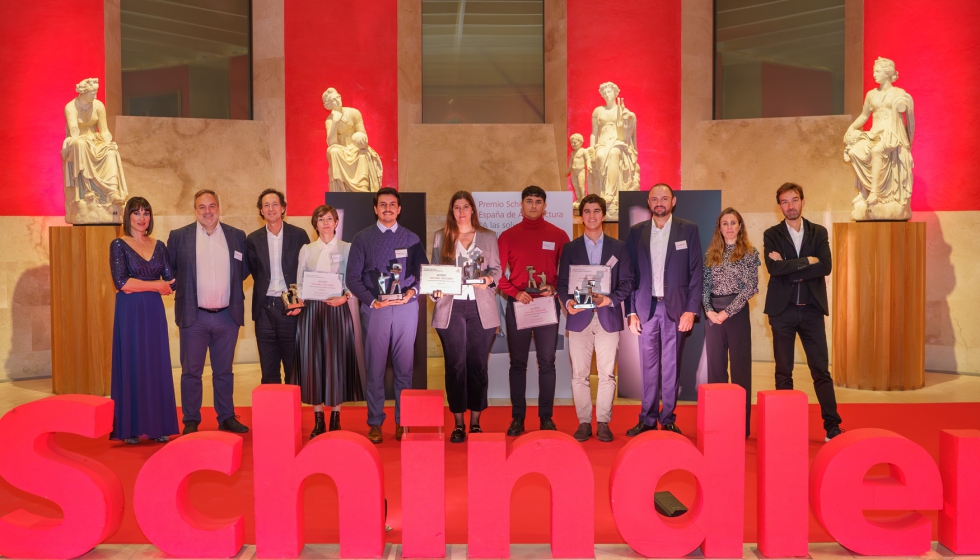 Foto de familia de ganador y accsits en la 10 edicin de los Premios Schindler Espaa de Arquitectura y Accesibilidad...