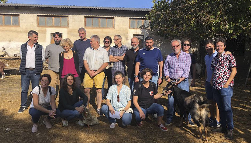 Miembros de Cabrandaluc�a y del proyecto Erasmus+ en una granja griega de raza aut�ctona Oulokeratik