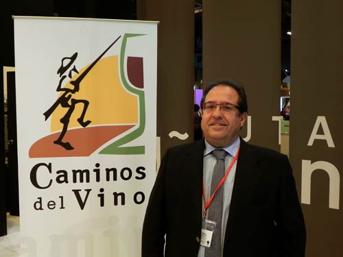 ngel Parreo, presidente de Rutas del Vino, en el stand de Acevin en Fitur