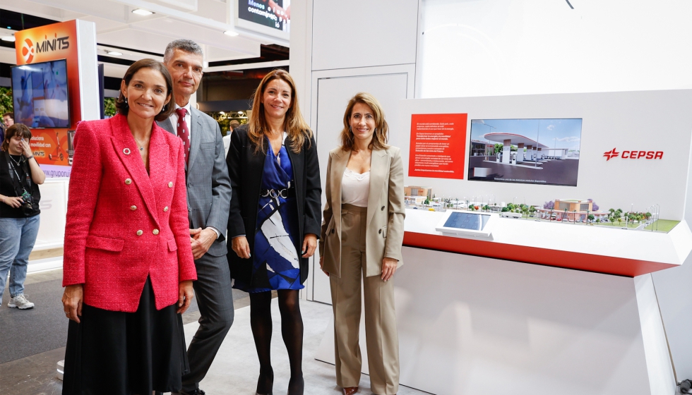 La ministra de Transportes, Movilidad y Agenda Urbana en funciones, Raquel Snchez, visita el stand de Cepsa en el Global Mobility Call...