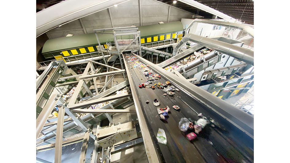 A nova fbrica de triagem instalada pela Stadler tem uma capacidade de entrada de 40 t/h ao processar RSU e 4 t/h quando est a trabalhar com...