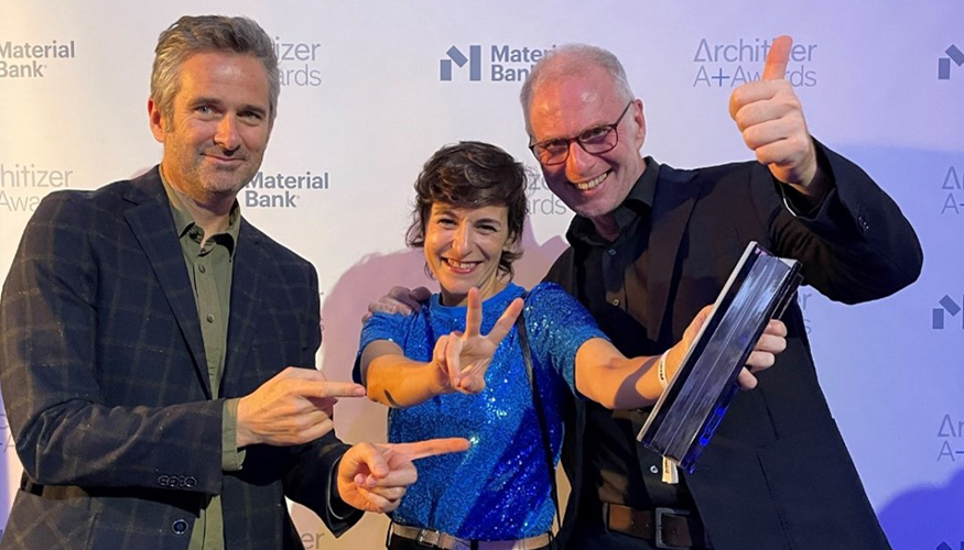 Los miembros de Equipo Creativo con el galardn que les acredita como Mejor Firma de Diseo Interior de los Premios Architizer A+ 2023...