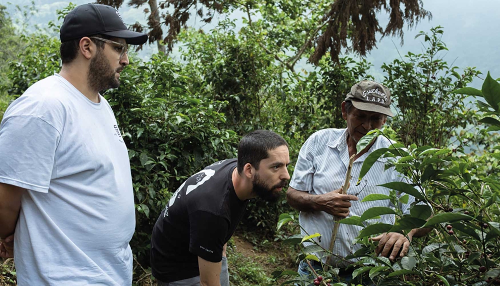 A la izquierda Yassir Ras, fundador de Syra Coffee, en una de las fincas de pequeos agricultores con las que trabaja...