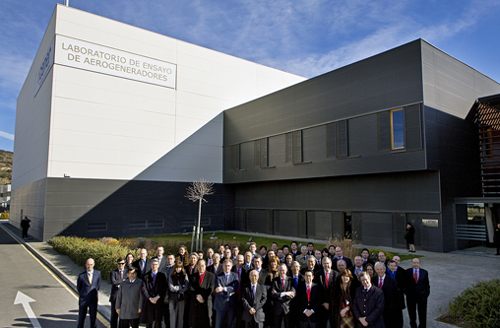 Directivos y representantes de empresas japonesas y espaolas visitaron el Laboratorio de Ensayo de Aerogeneradores de Cener en Sangesa (Navarra)...