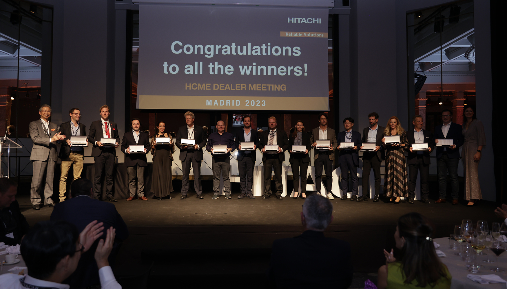 Foto de familia con todos los ganadores de los premios a distribuidores de HCME