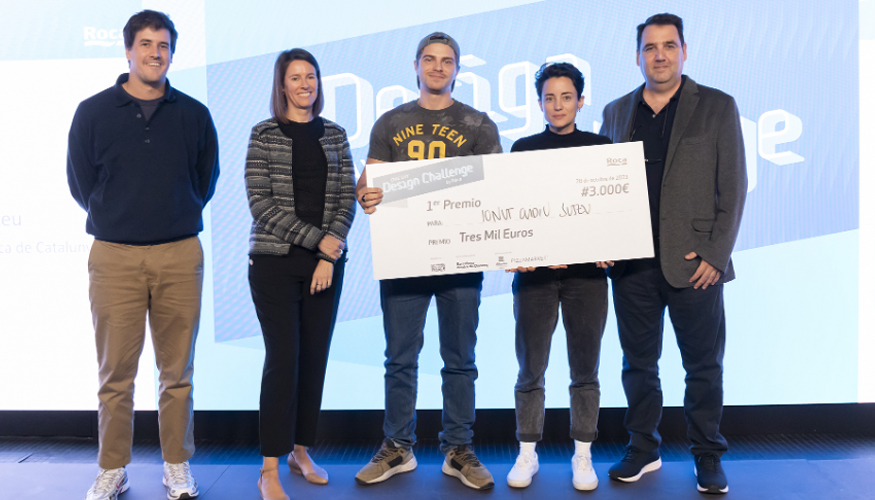 Ionut-Ovidiu Suteu (centro), ganador del primer premio de la 11a edicin del Roca One Day Design Challenge...