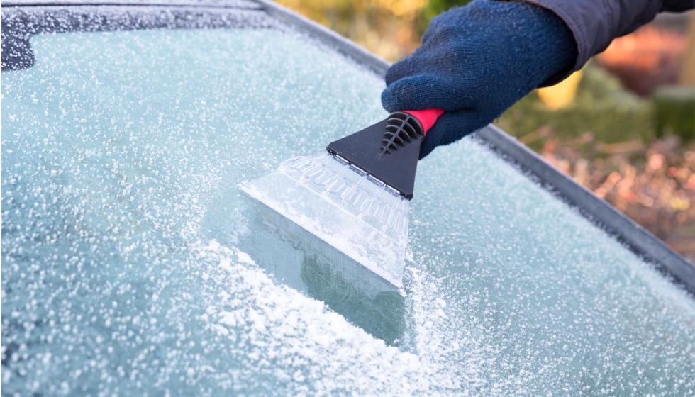 El Spray Anti-Hielo de Ibercompound promete eliminar la necesidad de rascar el hielo de las lunas de los coches