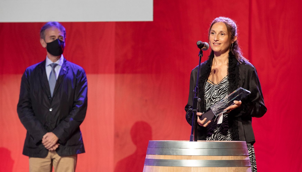 Slvia Culell recogiendo el Premio a la Mejor Catadora de los Premis Vinari 2021