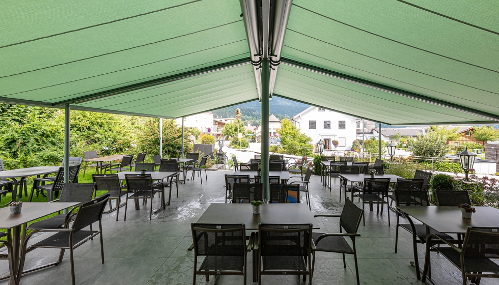 Las diferentes configuraciones de los toldos prgola de markilux permiten disfrutar de las terrazas en restaurantes u hoteles durante todo el ao...