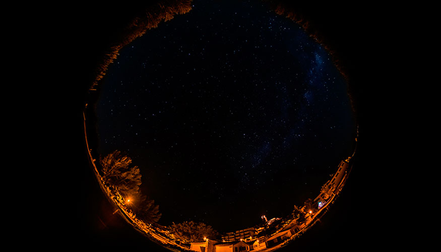 Cielo oscuro ptimo para la observacin en Jarque de la Val (Teruel), iluminado con PC mbar de ATP
