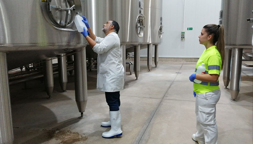 Toma de muestras de agua de cabra para evaluar su calidad para su empleo en los procesos de prelavado de la planta
