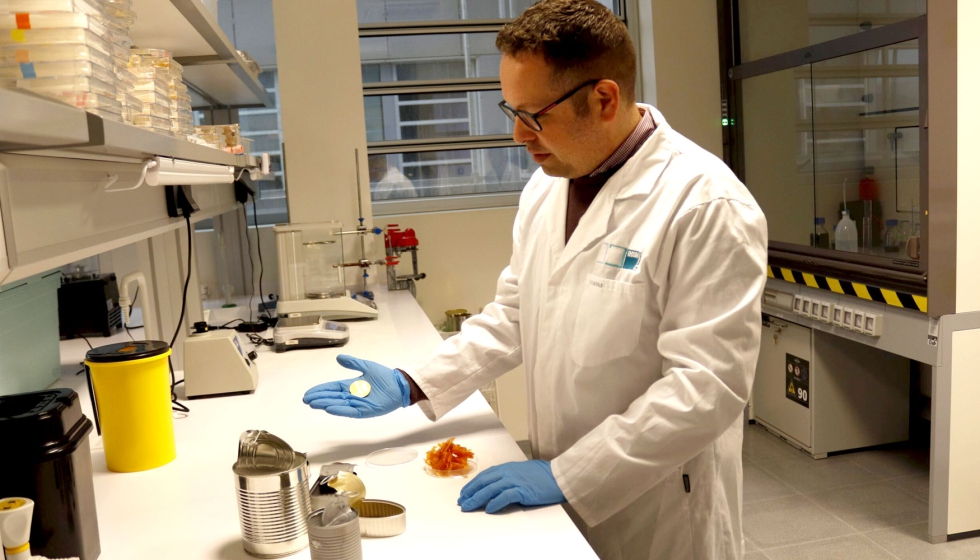 O investigador Alejandro Heredia a mostrar um prottipo de resina. Foto: Isabel Daz