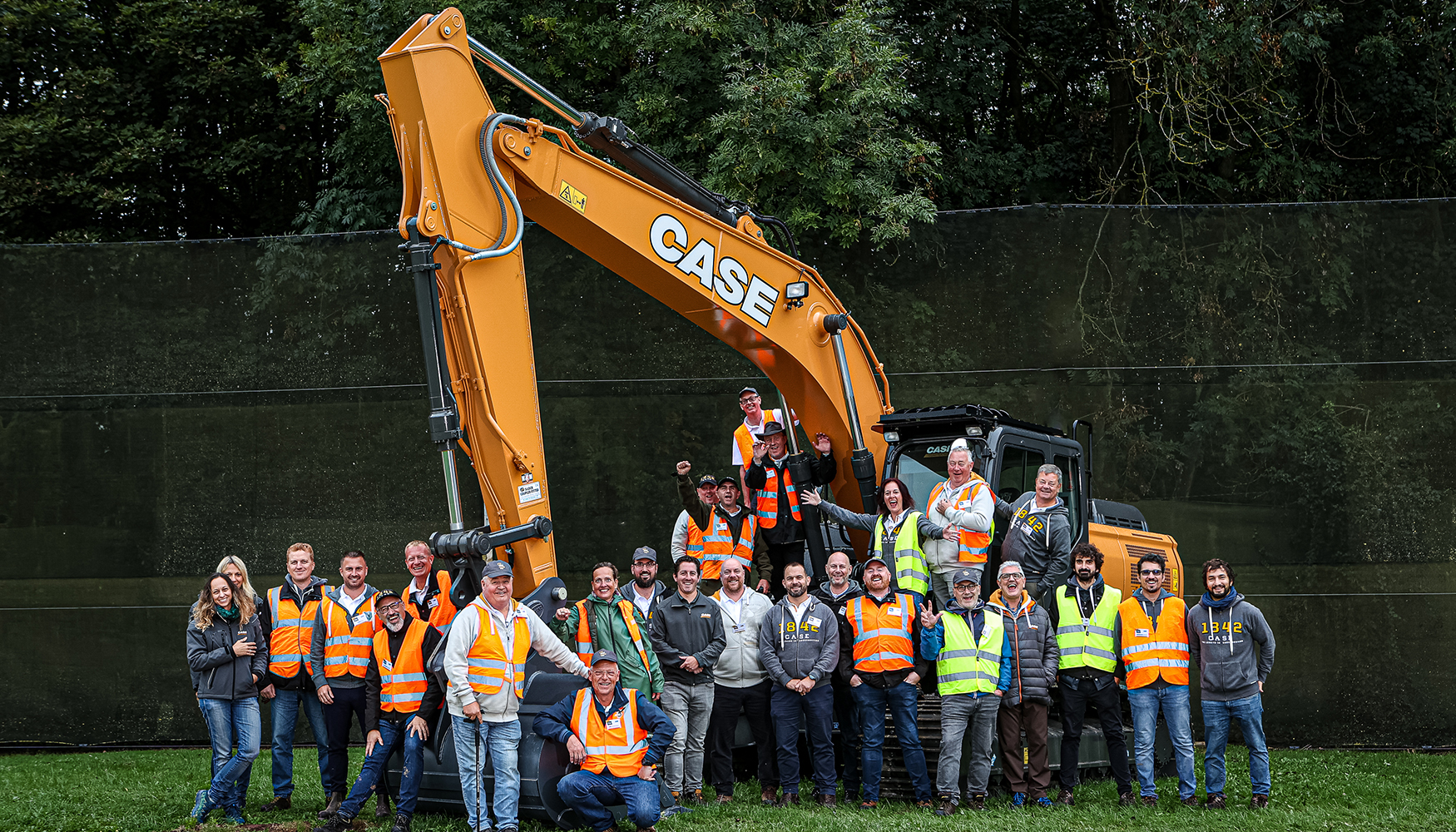 Foto de familia con algunos de los participantes en el Roadshow 2023 por Europa de CASE Construction Equipment
