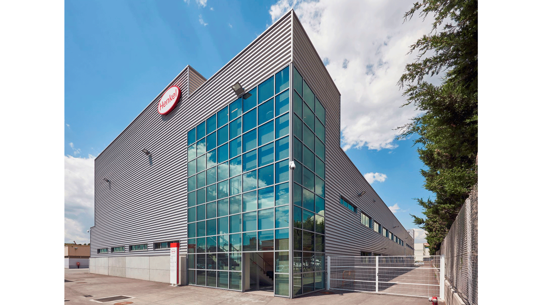 Henkel tambin dispone de instalaciones de produccin para las industrias de automocin y aviacin en su fbrica de Montorns...