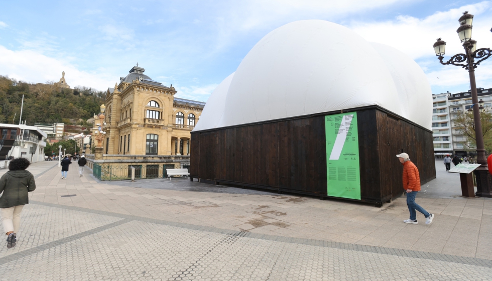 El pabell�n �Argi� se ha construido de forma industrializada y la madera se ha tratado con la t�cnica Yakisugi con un quemado superficial controlado;...