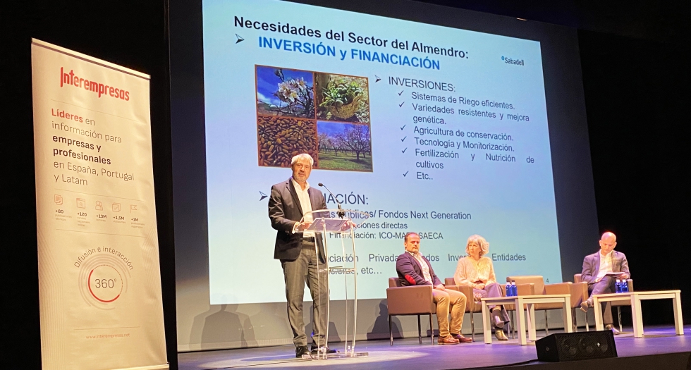 Jos Antonio Morante, director de Segmento Agro en Banco Sabadell, durante el acto inaugural en el que participaron Gerardo Brox (Agromillora)...