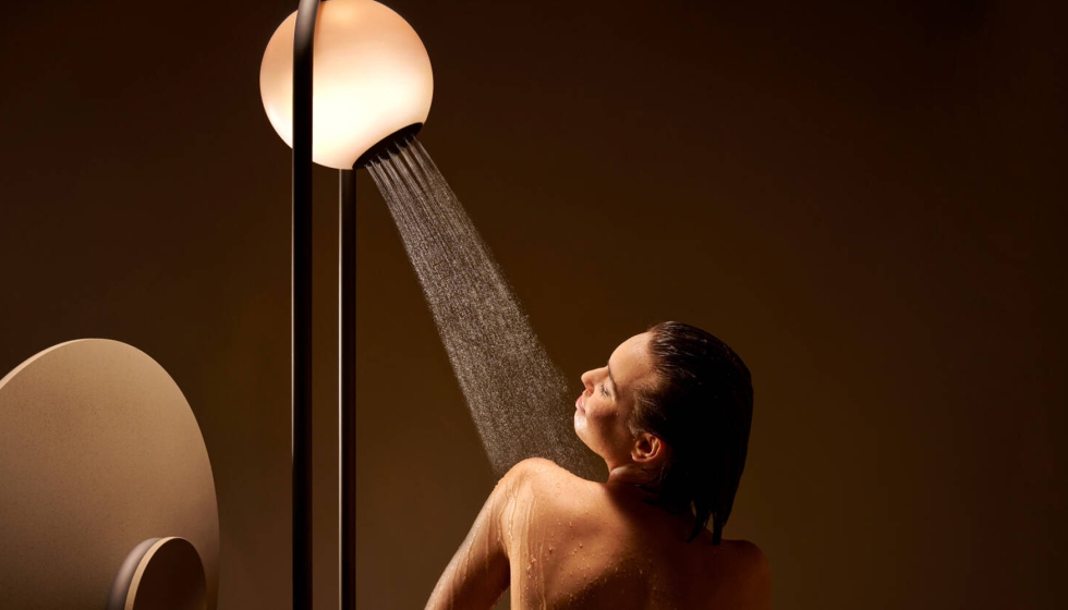 El cabezal iluminado de la ducha de la Green Vision de Hansgrohe muestra el tiempo de agua disponible