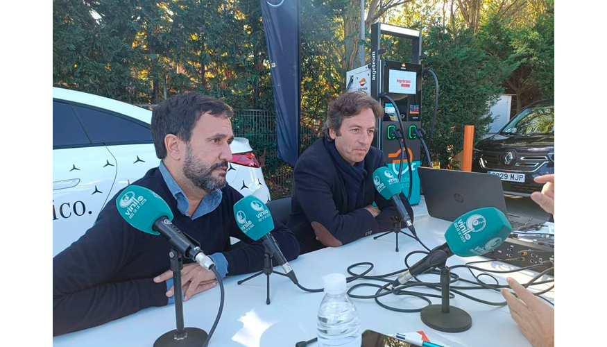 Imagen del programa de radio en la estacin de servicio BideBarri  Leioa junto al equipo de recarga