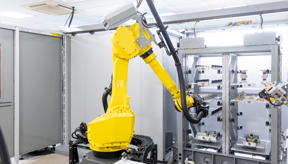 Robot de manipulacin: retirada totalmente automtica de componentes y dispositivos de sujecin de la estantera de pals...