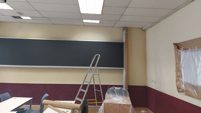 Aula de la ETSIDI en proceso de aplicacin de la pintura fotocataltica. Fuente: UPM