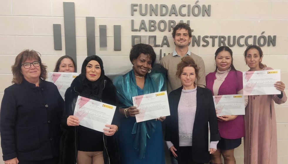 De izquierda a derecha: Anna Fornt, directora de Grup Efeb con las alumnas que recogieron el diploma...