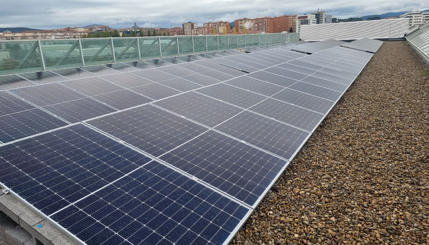 El proyecto contempla la instalacin de aproximadamente 3,5 MWp de mdulos fotovoltaicos en los edificios del campus...