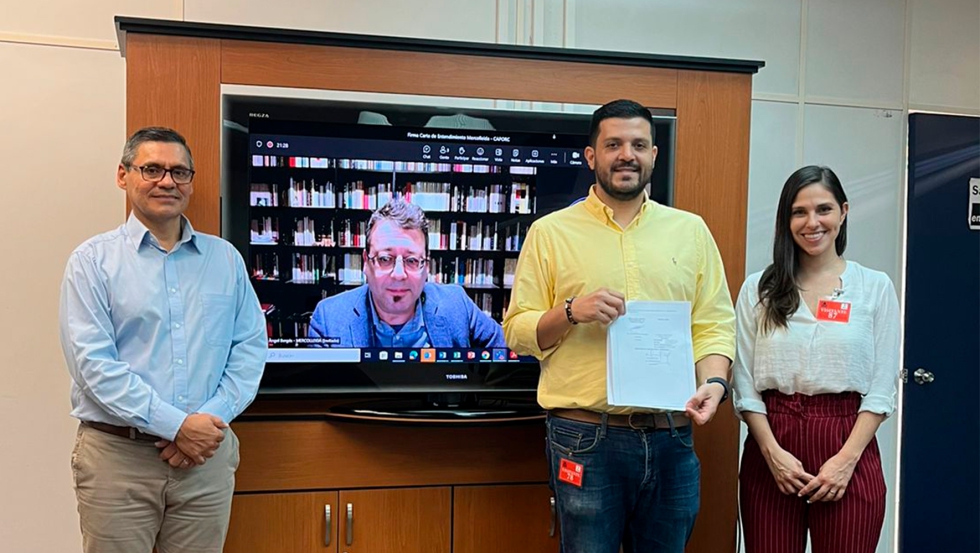 Fotografa de la firma de la carta de entendimiento, con la presencia de Fernando Vargas, viceministro de Agricultura de Costa Rica; Lus Diego Rozas...