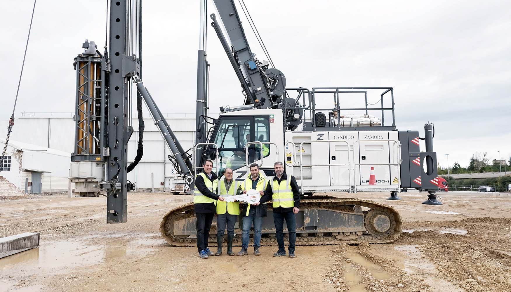 Entrega oficial de la primera mquina de hinca Liebherr LRH 100.1 en Espaa, a Cndido Zamora...