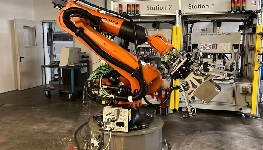 O robô Kuka KR 240 R 2900-2, agora em leilão, durante a produção automatizada de caixas de embraiagem. Foto: Surplex