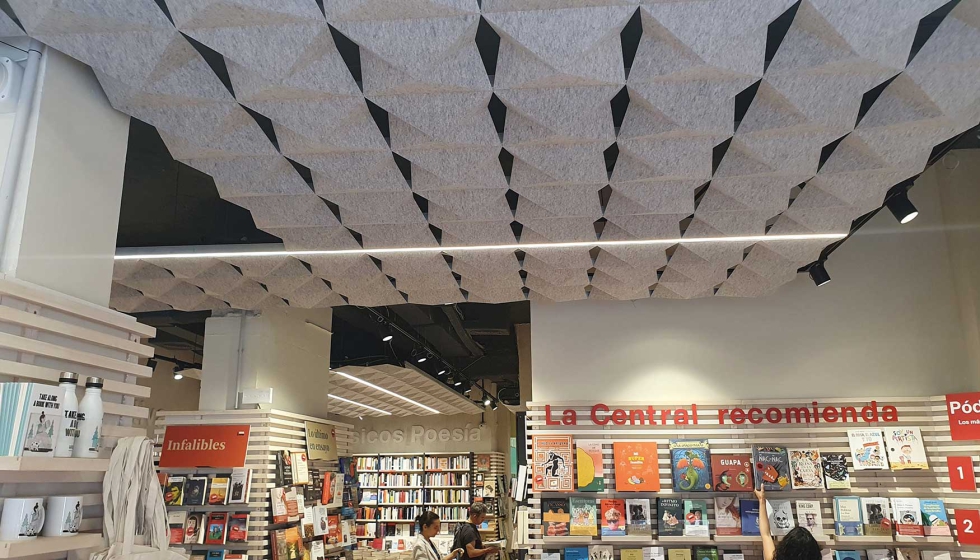 Detalle del techo HeartFelt Origami de Hunter Douglas en la librera La Central de Madrid