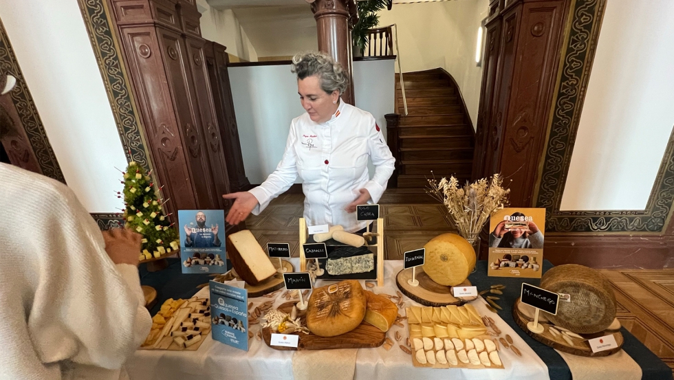 La chef y presidenta de FACYRE, Pepa Muoz, mostrndonos la variedad de los quesos
