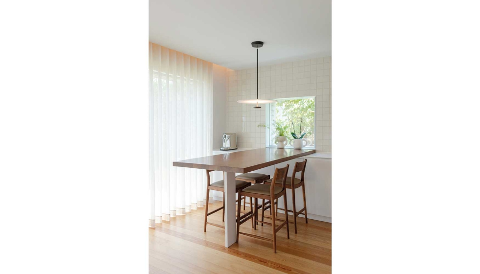 La luminaria Tempo crea un ambiente elegante y sofisticado a la zona de comedor